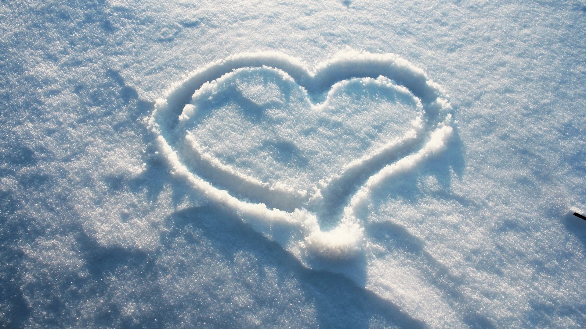 zeichnung auf schnee herz frost