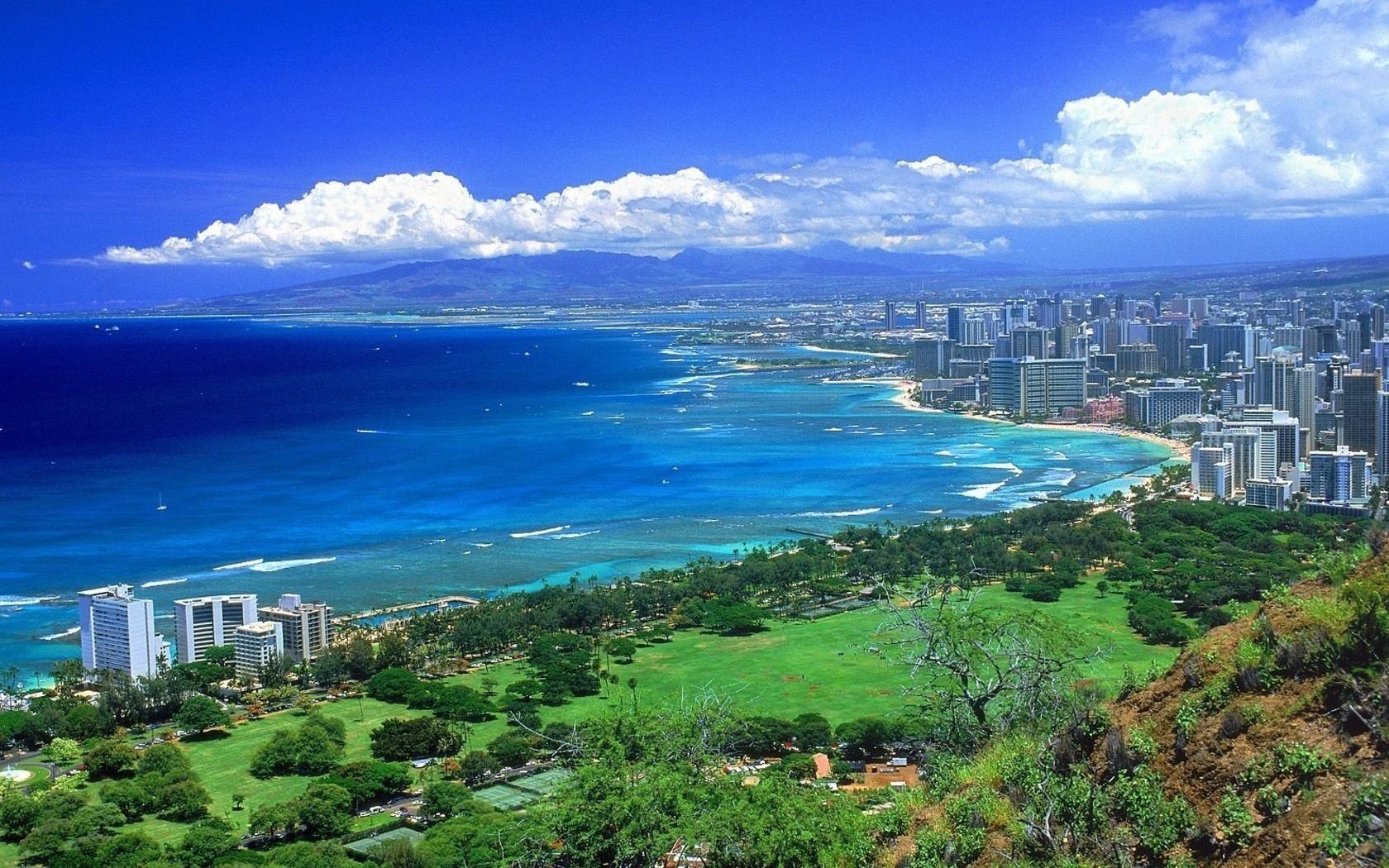 panorama ciudad junto al agua metrópolis azul agua cielo nubes vista verano edificios rascacielos árboles vegetación vegetación mar océano costa montaña