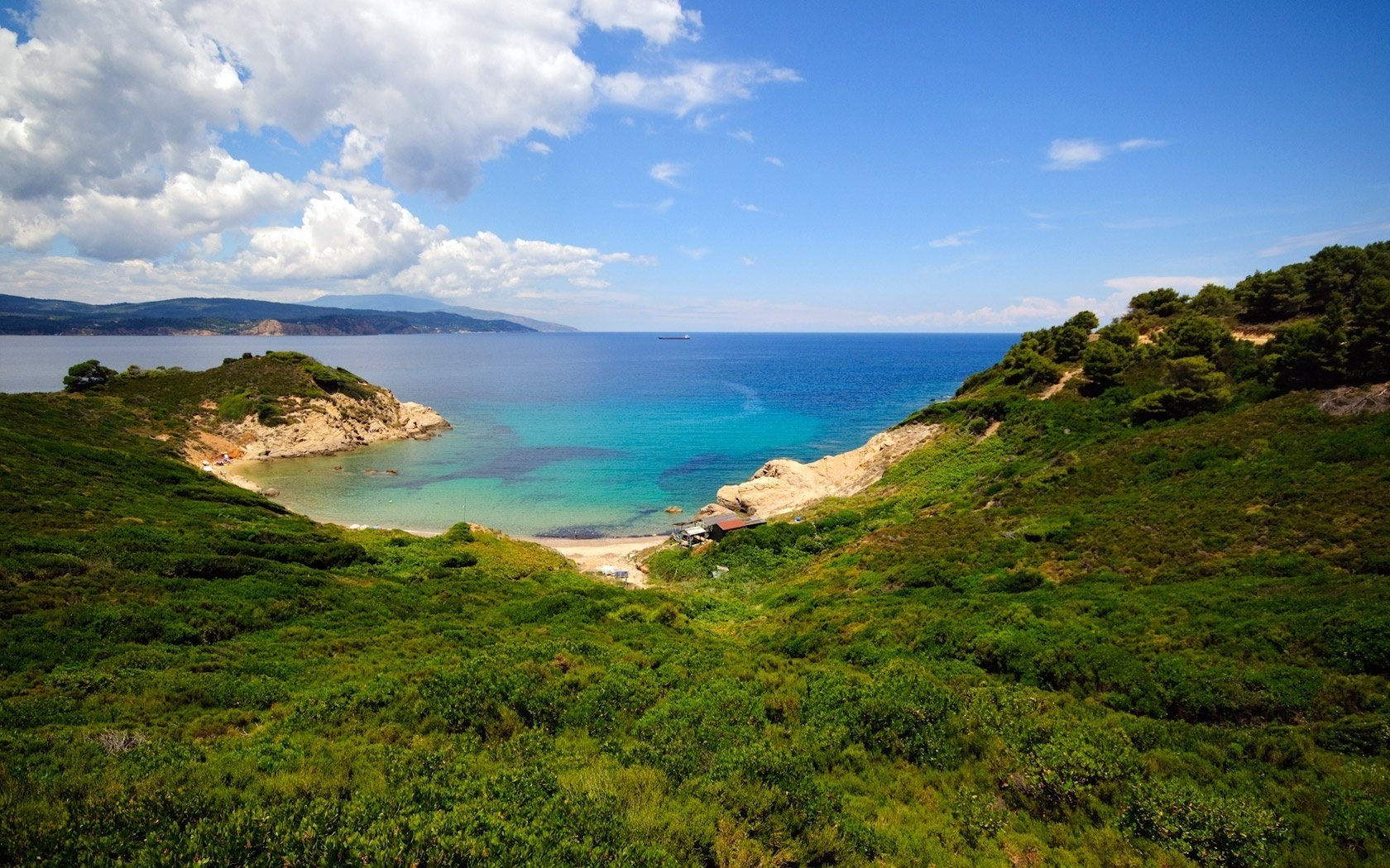 blick vom berg panorama gras steine wasser himmel ansicht landschaft landschaft berge sommer küste grün vegetation wolken bucht bucht horizont