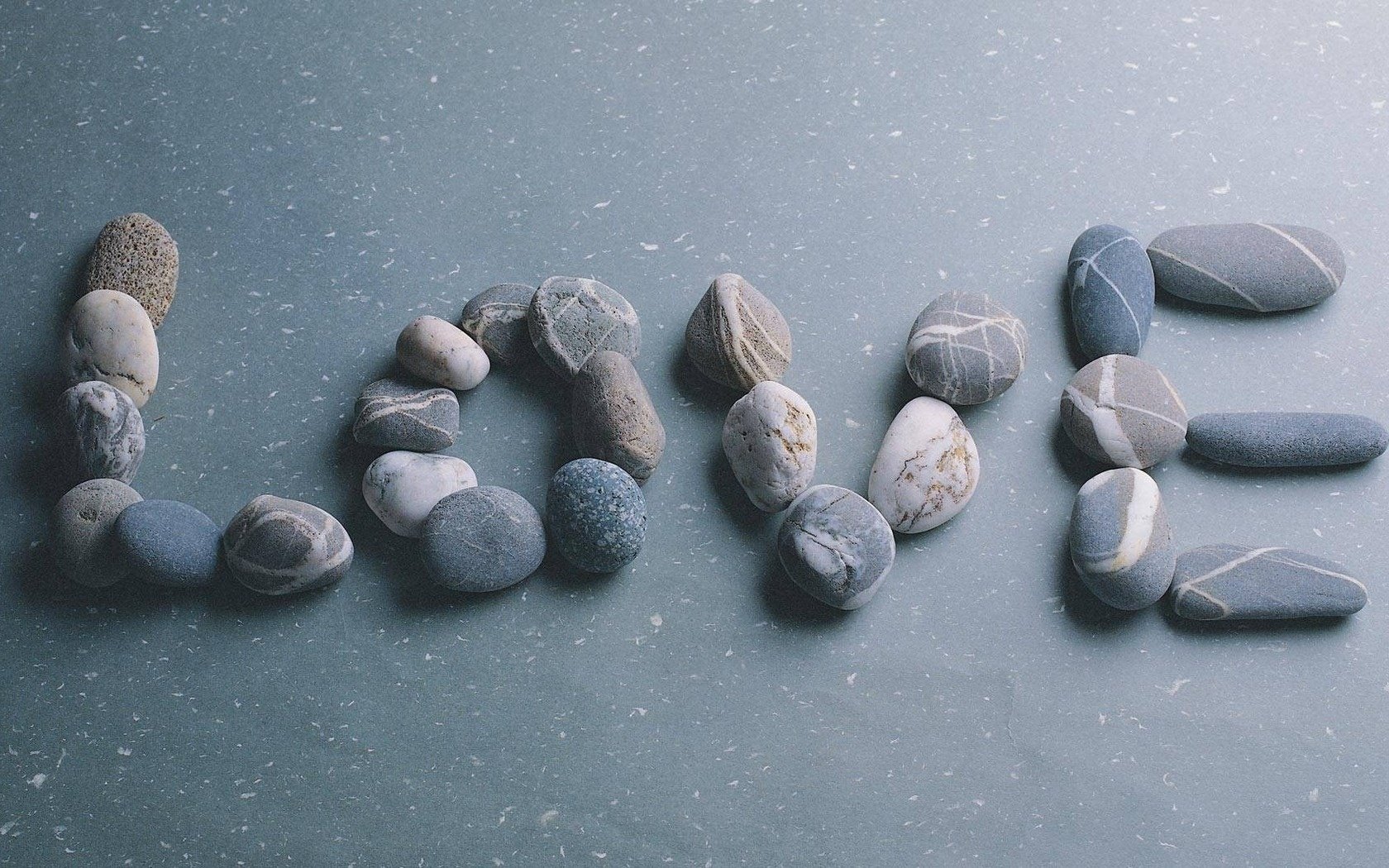 una parola sull amore pietre di mare ciottoli piccoli punti iscrizione amore riconoscimento romanticismo tenerezza sentimenti