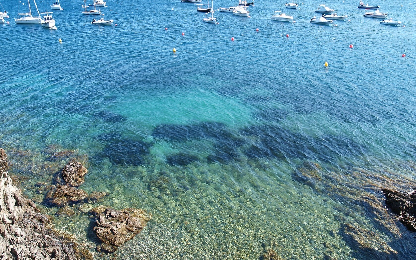 kleine kieselsteine kiesel boote wasser inseln boote aussicht landschaft natur azurblau boden bojen insel tropen