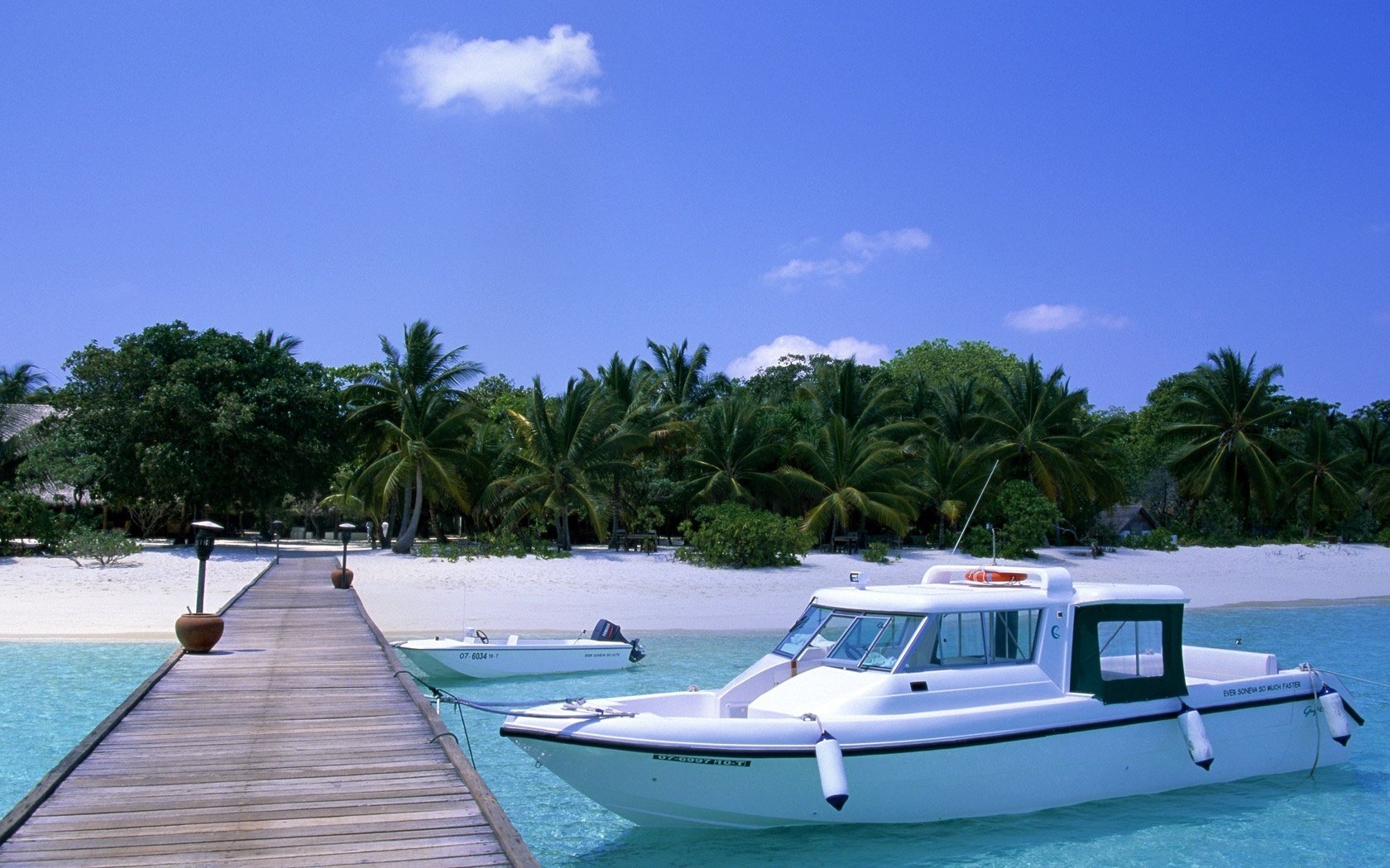 yacht blanc comme neige prisal bateau quai rayons du soleil quai en bois plage mer eau été soleil chaleur humeur yacht ciel rivage