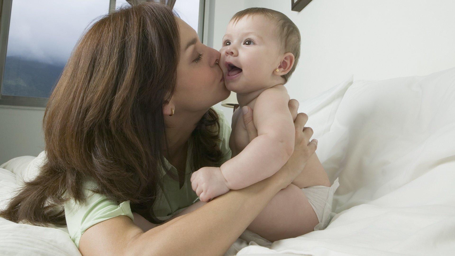 amor de mamá botón feliz beso sonrisa ojos cara mamá ternura sentimientos bebé bebé pañal juegos diversión intranquilidad cabello boca