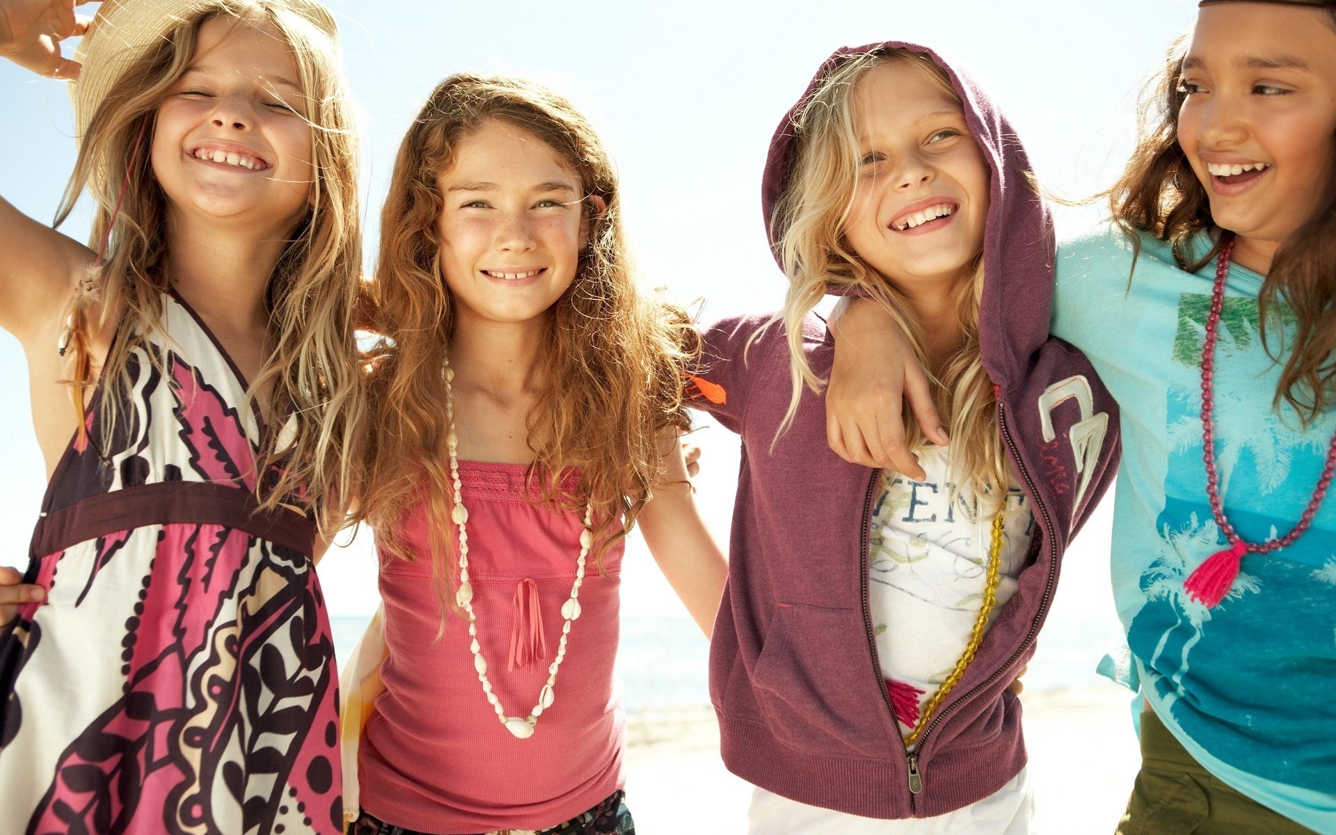 chicas de vacaciones sonrisas lindas pelo largo sonrisa cara amistad