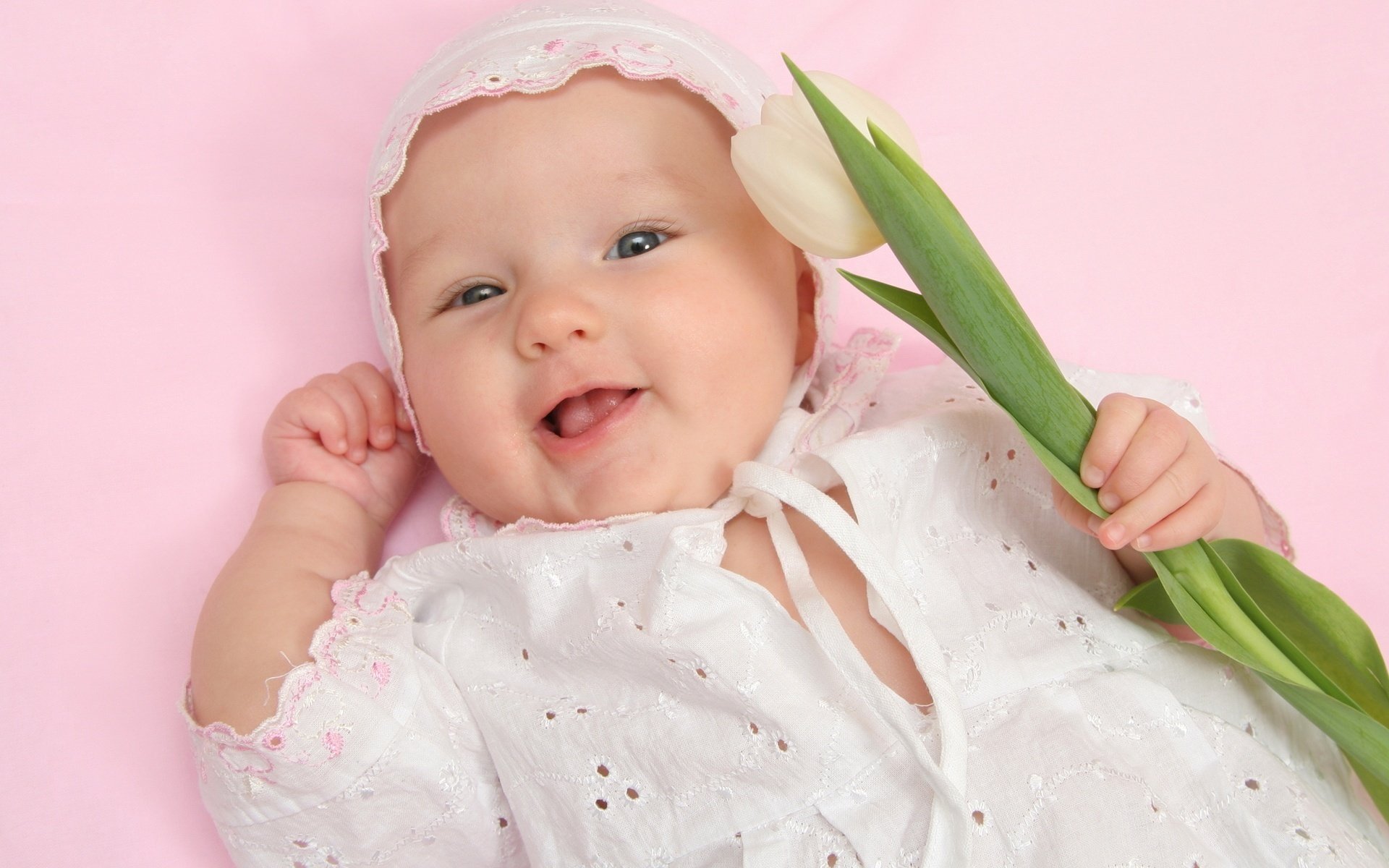 durchbrochene blusen blume baby porträt blick lächeln gesicht feiertage