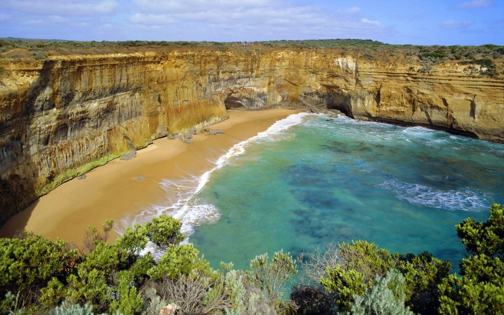 cava baia rocce surf marino acqua riva baia surf mare onde alberi vegetazione scogliera altitudine costa selvaggia cielo nuvole massiccio