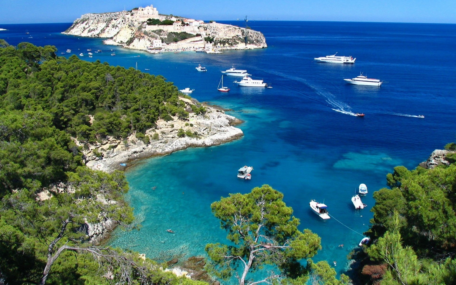 pequeña bahía barcos yates montañas montañas bosques agua mar océano isla islas