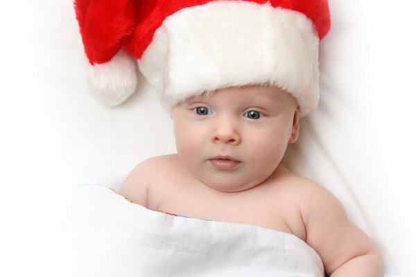 Niño pequeño con sombrero de papá Noel