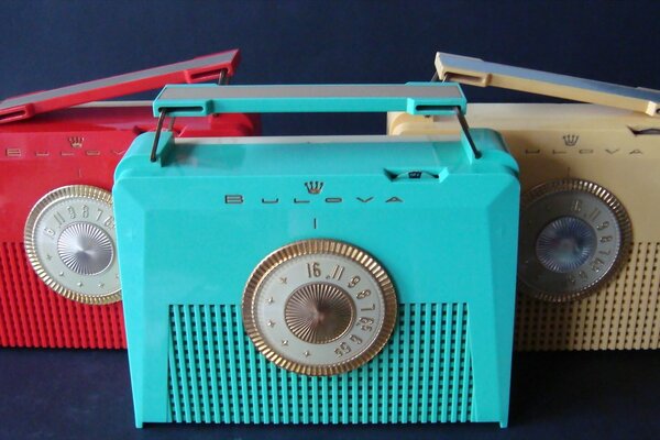 Radios desagradables de plástico de color