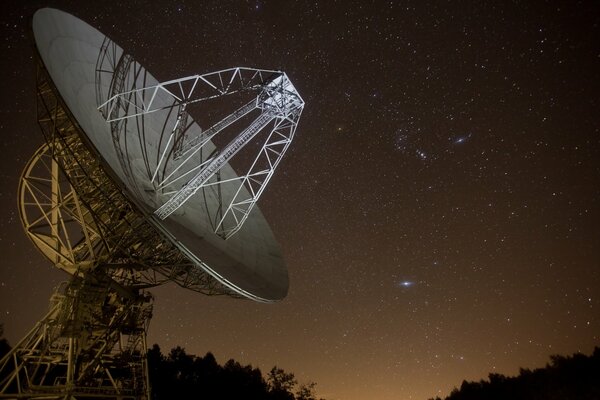 Antena en el fondo del cielo estrellado