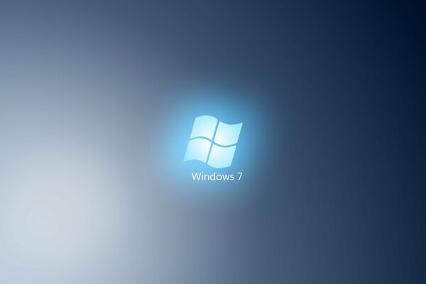 Logo windows seven na niebieskim błyszczącym tle