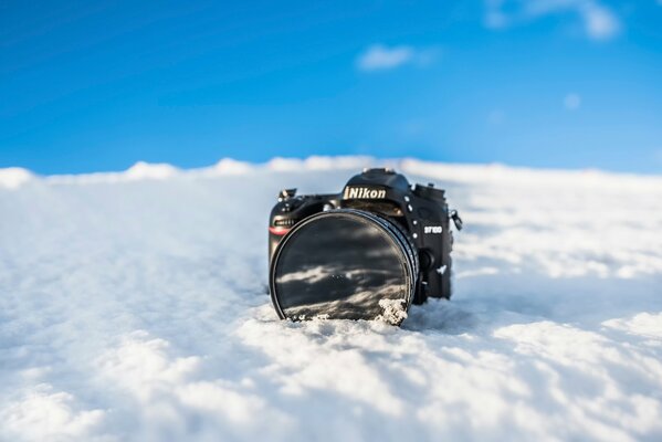 Nikon cámara en la nieve vid con peredi