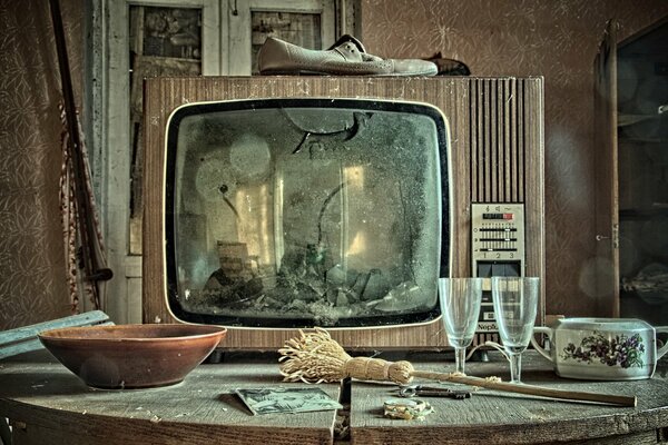 Telewizor i kieliszki stoją na stole