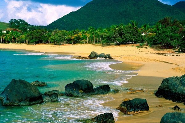 Eine Insel mit großen Steinen und gelbem Sand