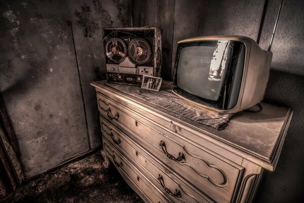 Stary pokój. telewizor i magnetofon na komodzie