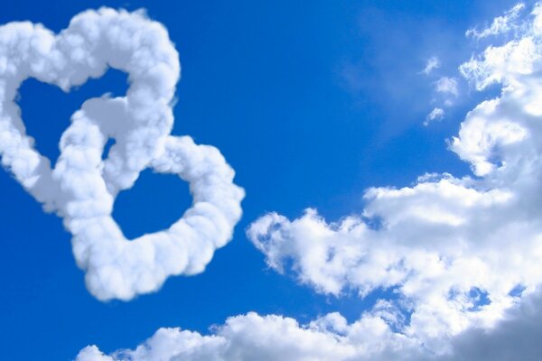 Nubes en forma de dos corazones en el cielo azul