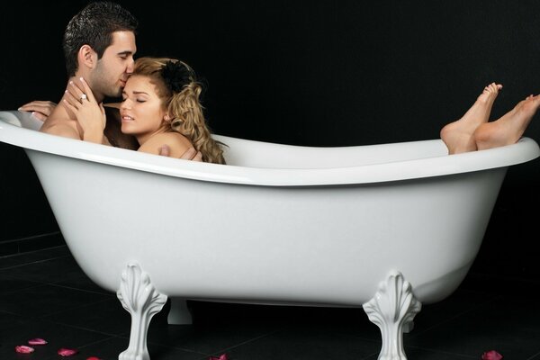 Rencontre romantique amoureux dans la salle de bain