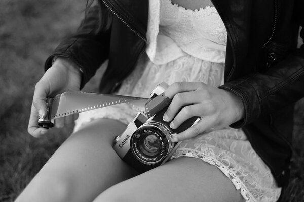 Fille en dentelle avec appareil photo Canon