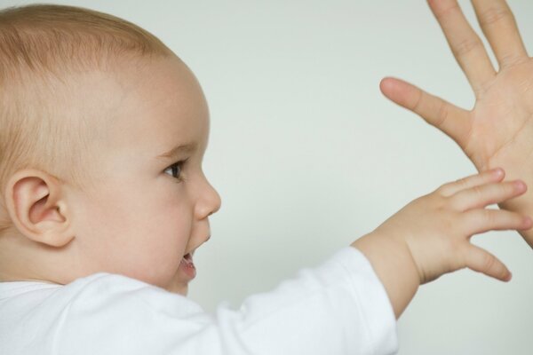 L enfant est passionné par le jeu de ladushki