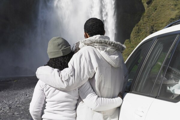 Romantische Reise der Liebenden zum Wasserfall