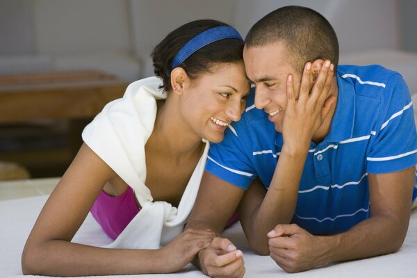 Couple souriant sur le lit