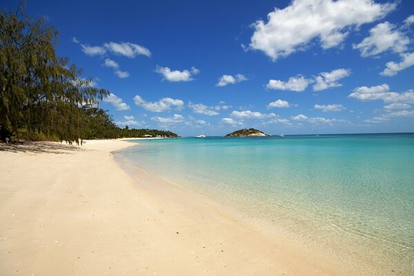 Strand mit weißem Sand und blauem Meer