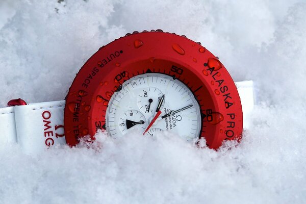 Rote Uhr auf weißem Schnee, tolle Farbkombination