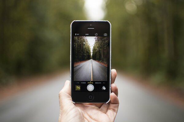 Uno sguardo alla strada attraverso lo schermo dell iPhone