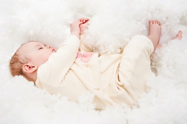 Doux sommeil de bébé dans les nuages d une couverture