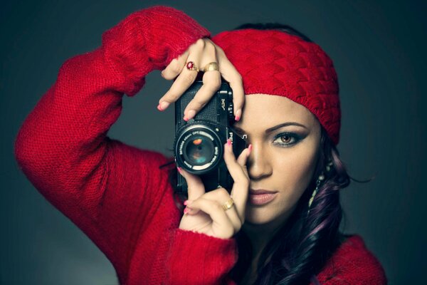 Hermosa mujer fotógrafa con una cámara en la mano