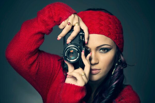 Piękna kobieta fotograf z aparatem w ręku