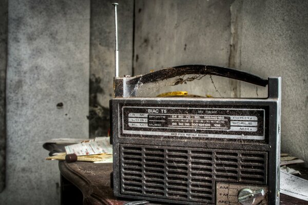 Seltsames Radio in einem alten Gebäude