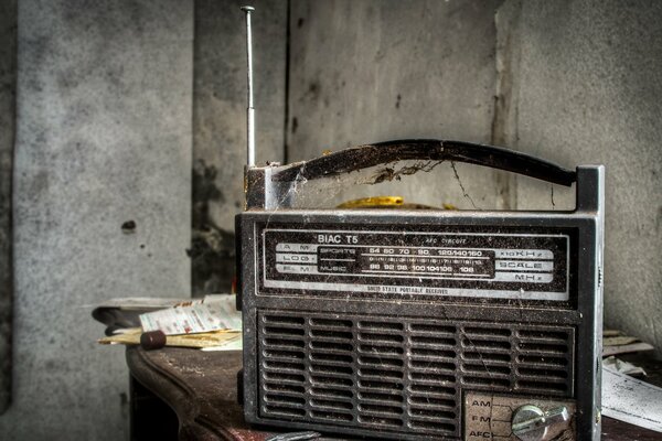 Radio rara en un edificio antiguo