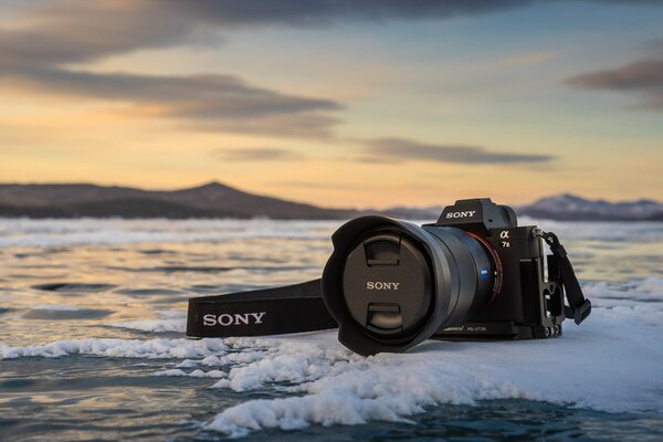 Fotocamera Sony perso in un cumulo di neve