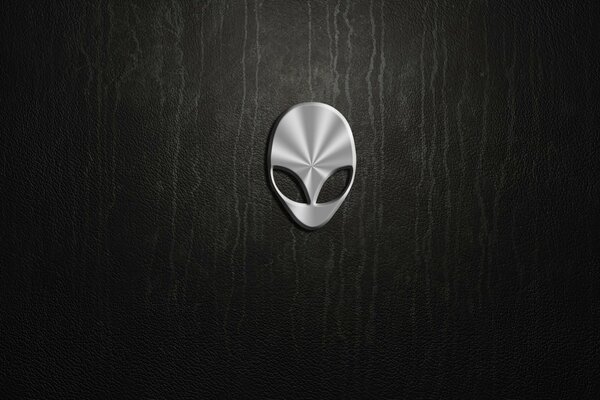 Logotipo de alienware plateado en la pizarra