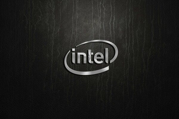 Серебристый логотип Интел на темном фоне