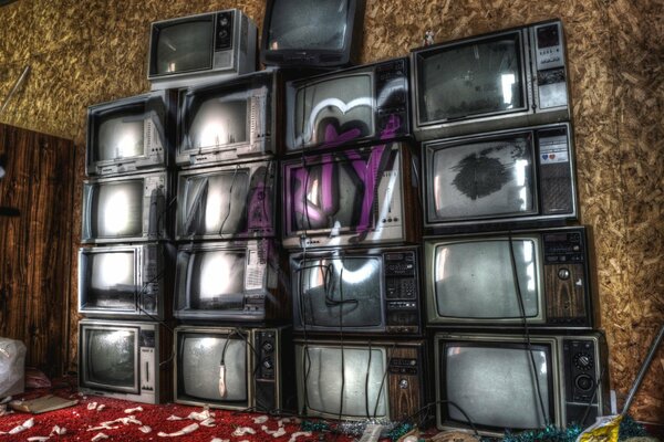 Телевизоры в комнате в готическим стилем