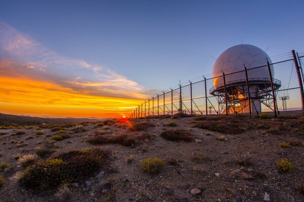 Bellissimo paesaggio al tramonto con radar