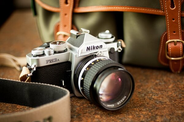 Aparat Nikon retro z wymiennym uchwytem