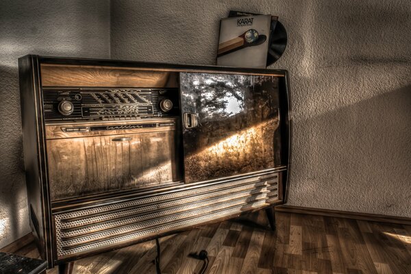 Старое радио коричневого цвета в комнате