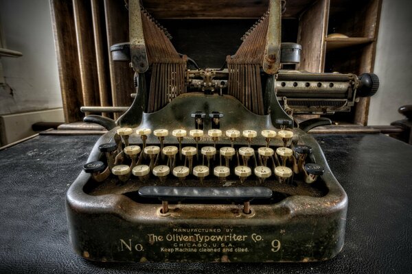 TYPEWRITER OLIVER MACRO PHOTOGRAPH ON THE TABLE