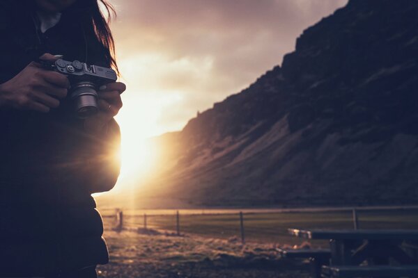 Appareil photo sur fond de montagne et coucher de soleil