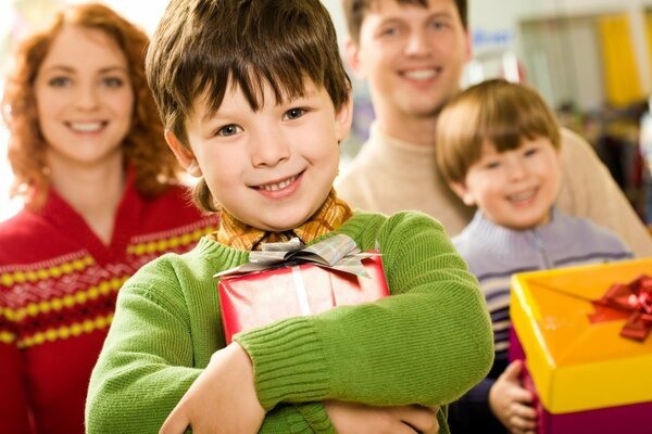 Feliz familia sonriente con regalos