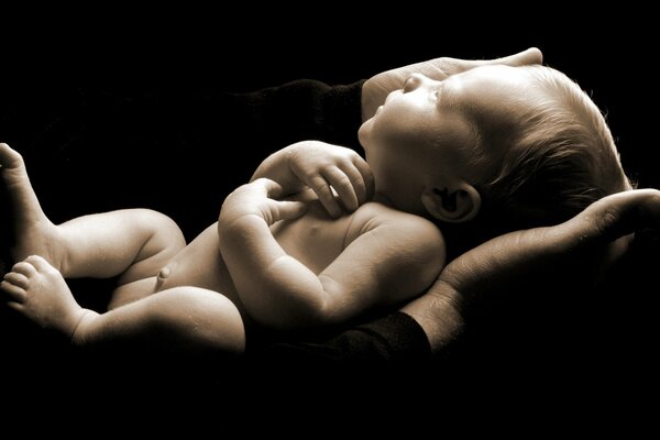 Bébé nouveau-né dans les mains de papa