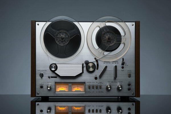 Reel-to-reel, reel-to-reel, stereo tape recorder