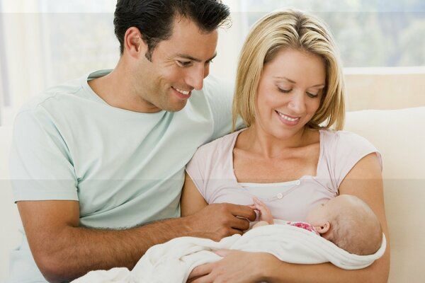 Maman, papa et leur bonheur nouveau-né