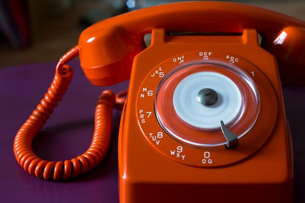 Retro-Telefon. Orange Gehäuse