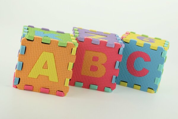 Игрушечные кубики с буквами алфавита