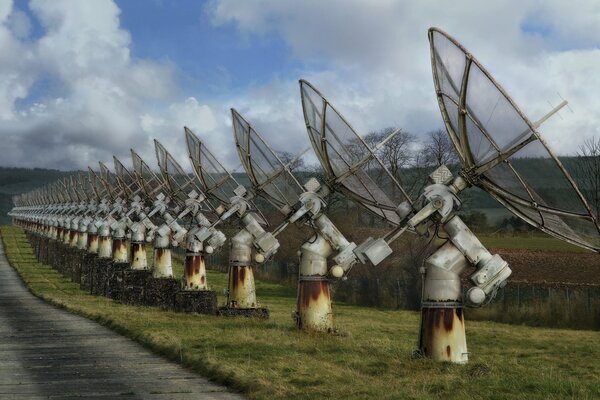 Radar in piedi vicino alla strada