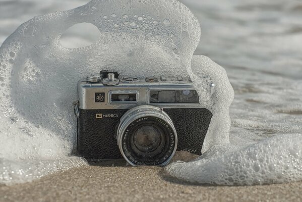 Caméra sur le sable qui est lavé par une vague